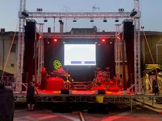 Concerto all’aperto con lo schermo LED sul palco e le luci rosse