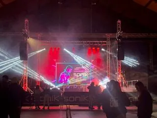 Palco al coperto con fasci di luce e lo schermo LED, davanti al pubblico