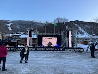 Palco con due schermi LED in un paese di montagna, sulla neve