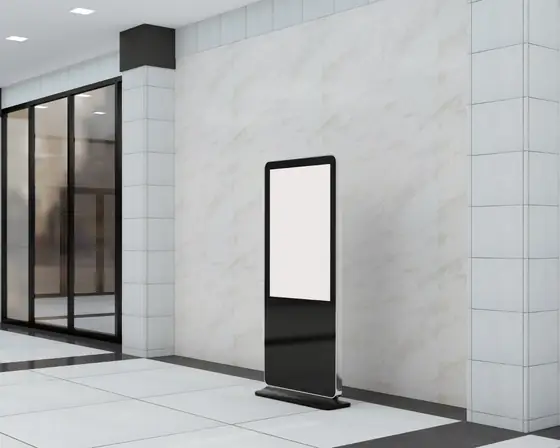 Un totem con il display verticale nell’atrio di un edificio