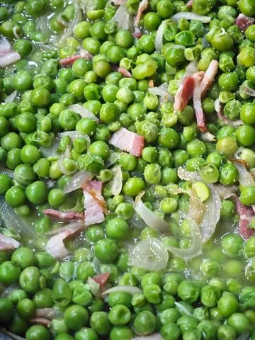 Piselli cotti con pancetta e cipolla