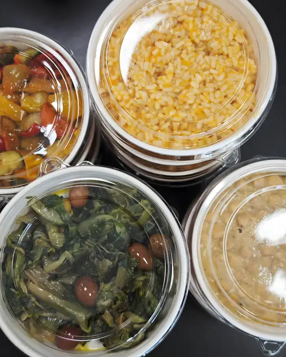 Vaschette di piatti pronti: verdure ripassate, peperonata, orzo e legumi
