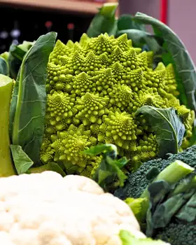 Cavolo romanesco, cavolfiore e broccoli sul banco