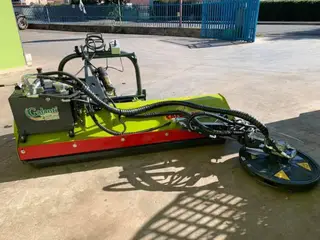 Una trinciatrice a braccio verde con la testata a disco