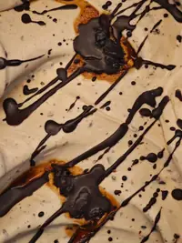 Gelato chiaro con colate di cioccolato fondente e caramello