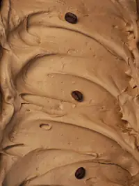 Gelato color caffè con chicchi di caffè in superficie