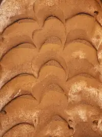 Gelato lisciato a onde e spolverato di cacao