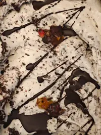 Gelato bianco con scaglie e colate di cioccolato