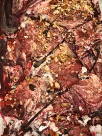 Gelato variegato rosso con granella e cioccolato