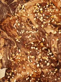 Gelato bruno variegato, coperto di granella