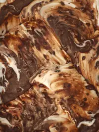 Gelato variegato al cioccolato con striature bianche