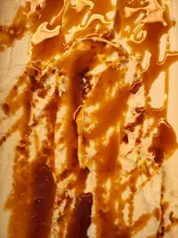 Gelato chiaro ricoperto di colate di caramello