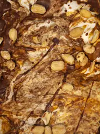 Gelato variegato con arachidi e cioccolato