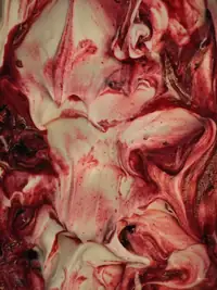 Gelato bianco con una variegatura rossa