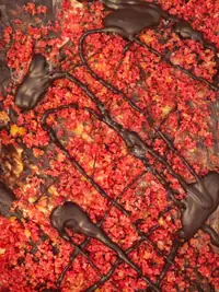 Gelato coperto di granella rossa e colate di cioccolato