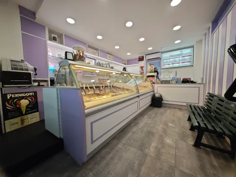 Il locale di via Salvatore Tucci: il banco dei gelati, le pareti lilla e la panca per sedersi