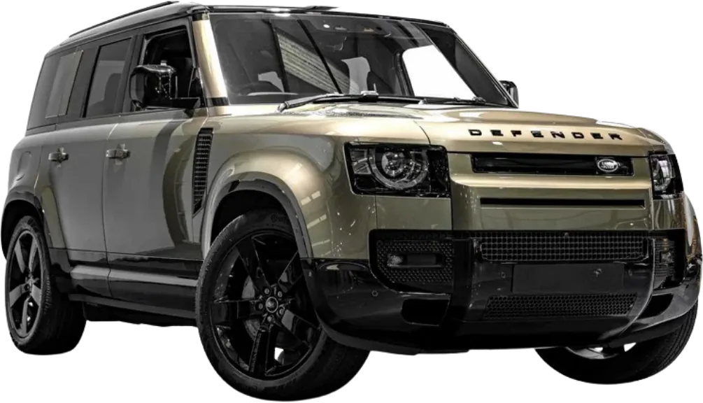 Land Rover Defender 110 color oro sabbia con il tetto e i cerchi neri, vista di tre quarti davanti