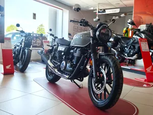 Moto Honda dal disegno classico in esposizione nello showroom