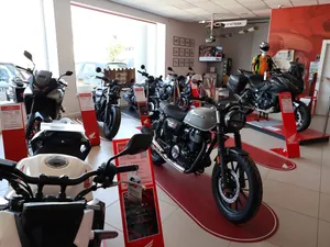 La sala delle moto Honda, con le pedane rosse