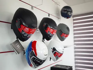 Caschi da moto esposti sulla parete