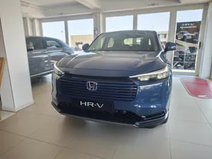 Una Honda HR-V blu nel salone delle auto