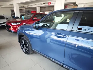 Il fianco di una Honda blu nel salone, con una rossa dietro