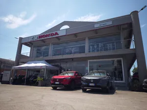 La sede di GT Auto con l’insegna Honda e due auto sul piazzale
