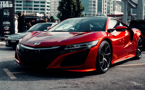 Una Honda NSX rossa parcheggiata in città