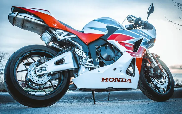 Una Honda sportiva bianca, rossa e blu, sul cavalletto
