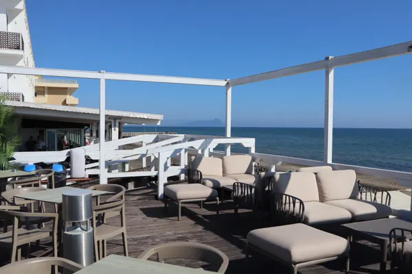 La terrazza sul mare con i divanetti chiari, sotto il pergolato bianco