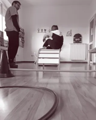 L’aula in bianco e nero, con un percorso di coni e una panca