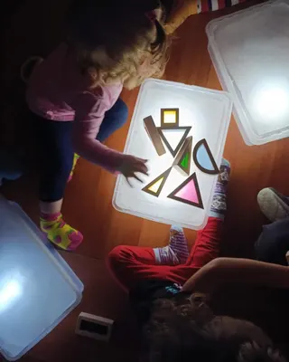 Forme geometriche colorate su un tavolo luminoso