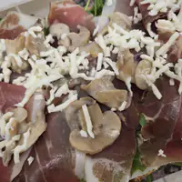 Pizza con prosciutto crudo, funghi e mozzarella