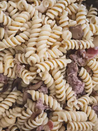 Fusilli con salsiccia e funghi