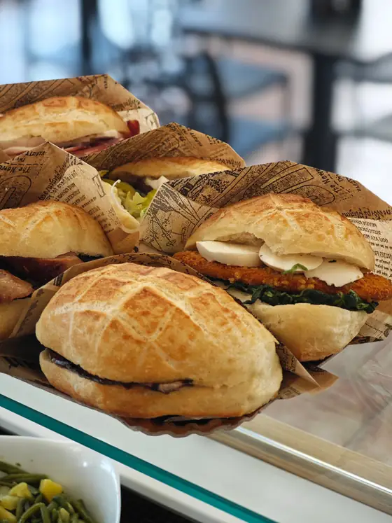 Panini dalla crosta croccante, farciti, sul banco