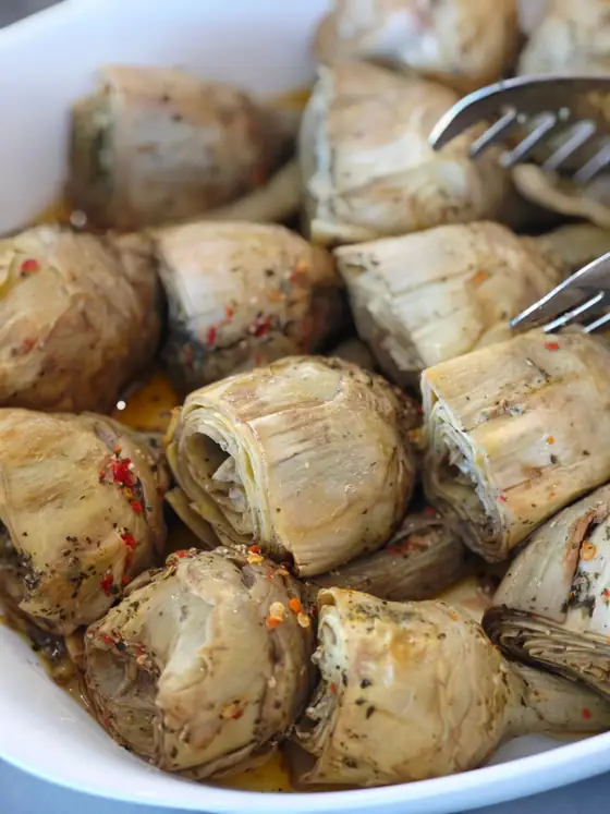 Carciofi al forno con olio e peperoncino