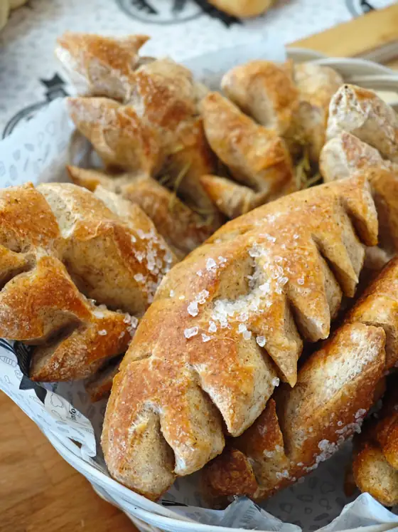 Spighe di pane con il sale grosso, in un cestino