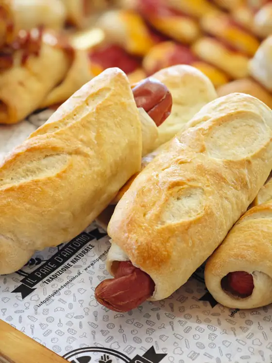 Würstel avvolti nella pasta di pane, appena sfornati