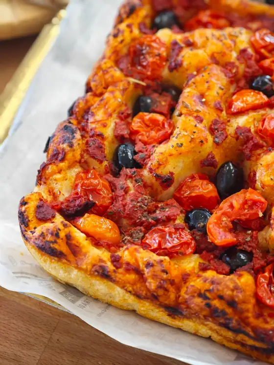 Pizza al pomodoro con pomodorini e olive nere