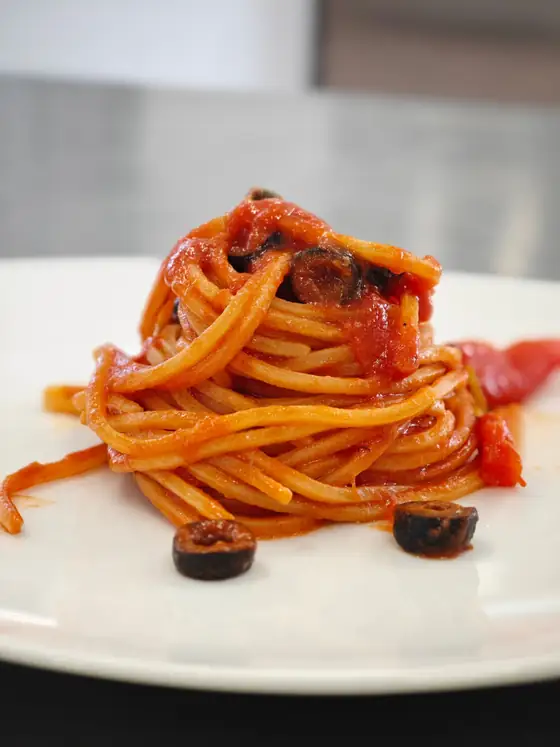 Spaghetti al pomodoro con olive nere