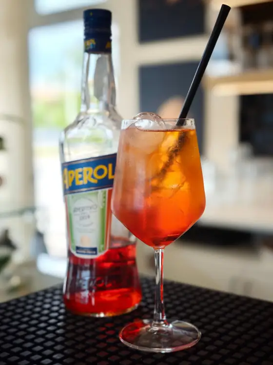 Uno spritz servito al banco, accanto alla bottiglia