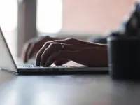 Mani che scrivono sulla tastiera di un portatile