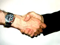 Una stretta di mano, da vicino