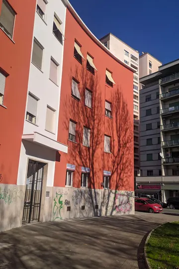 La palazzina dell'agenzia, arancione e bianca, con le finestre sulla strada