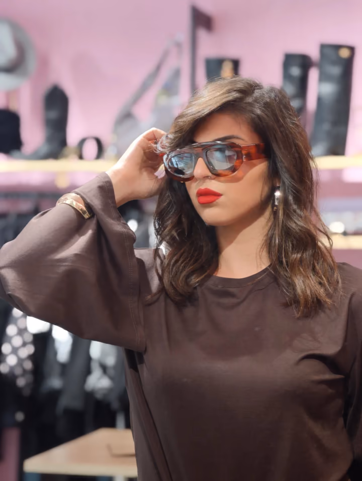 Look con maglia e accessori