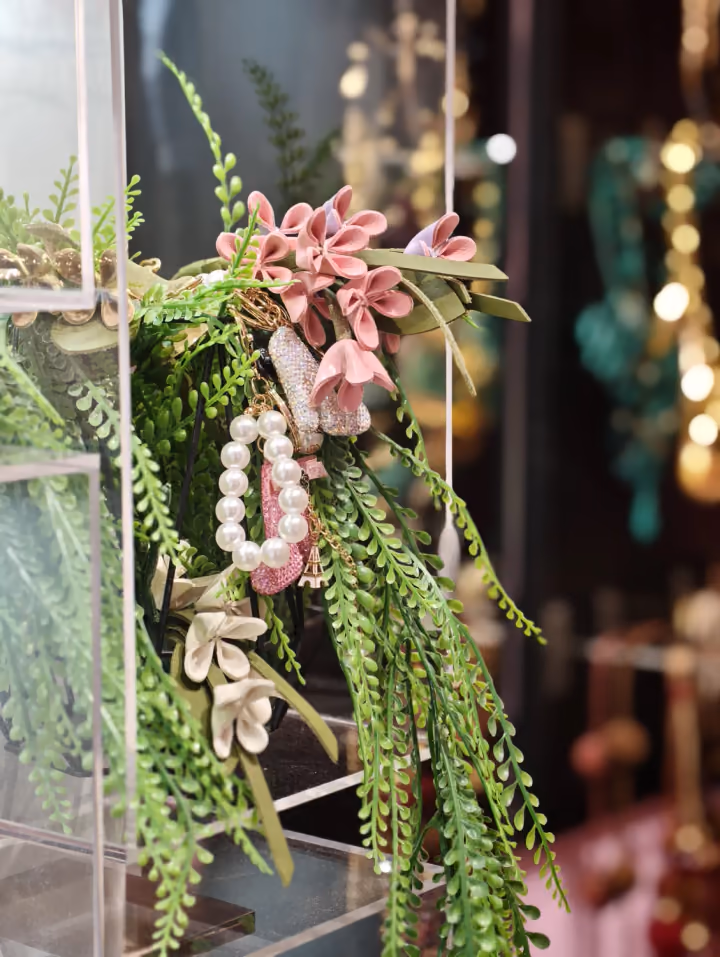 Dettaglio floreale e verde decorativo della boutique