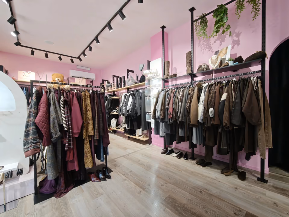 Abbigliamento esposto nella boutique
