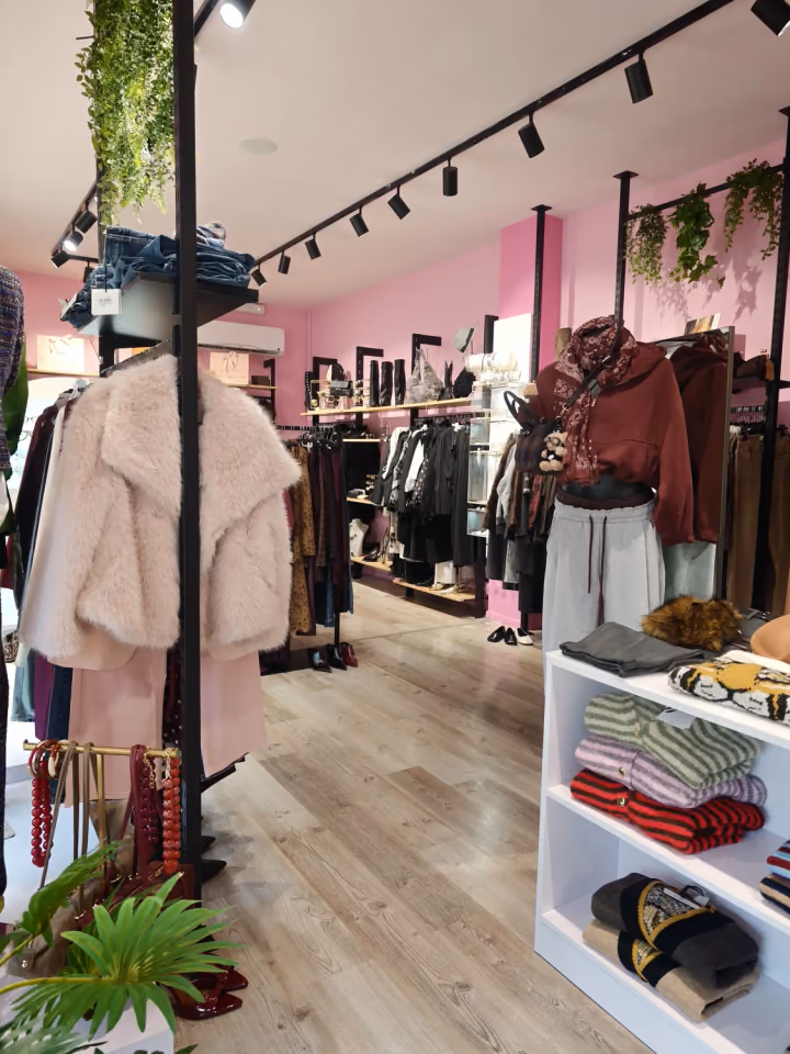 Un angolo della boutique con espositori e capi