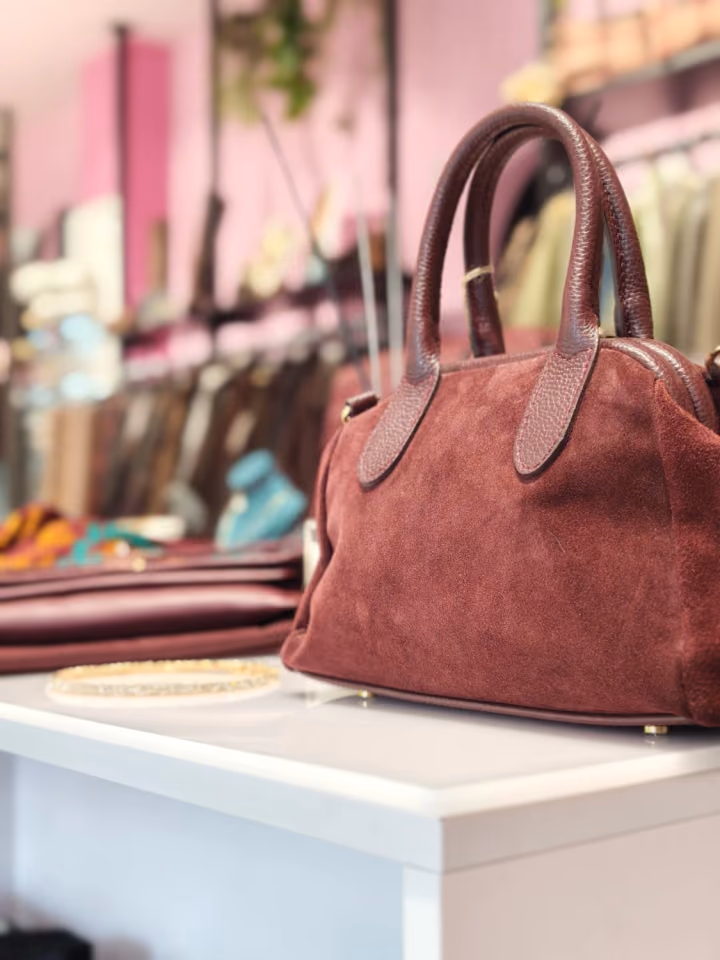 Borsa color bordeaux in esposizione