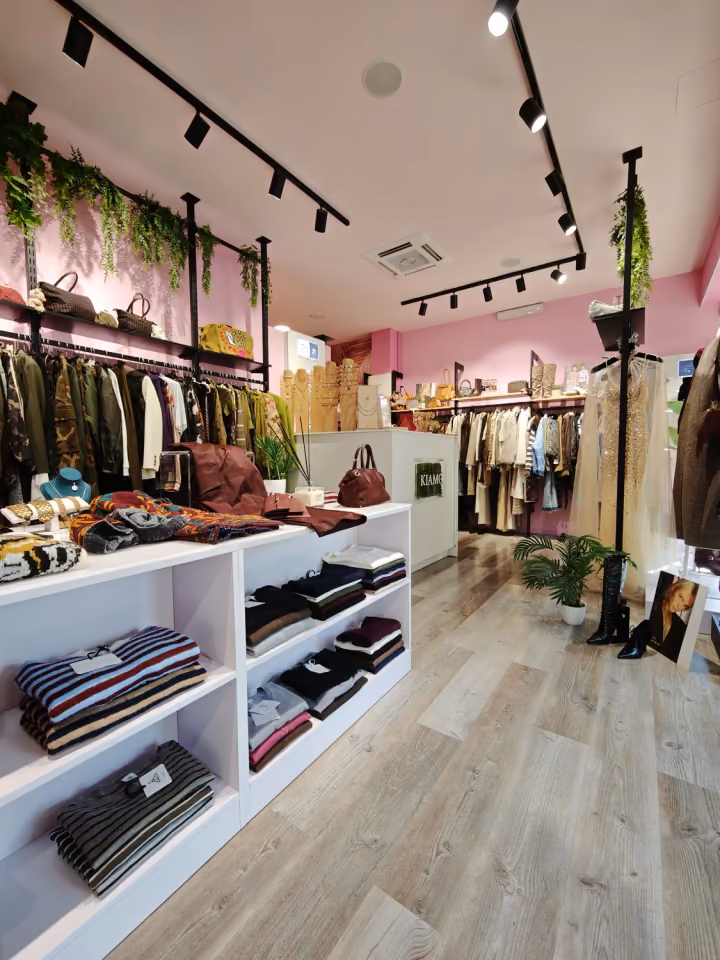Vista dell’interno e degli scaffali della boutique
